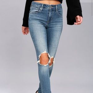 Levi’s 721 High Rise Medium Wash Jeans - size 26